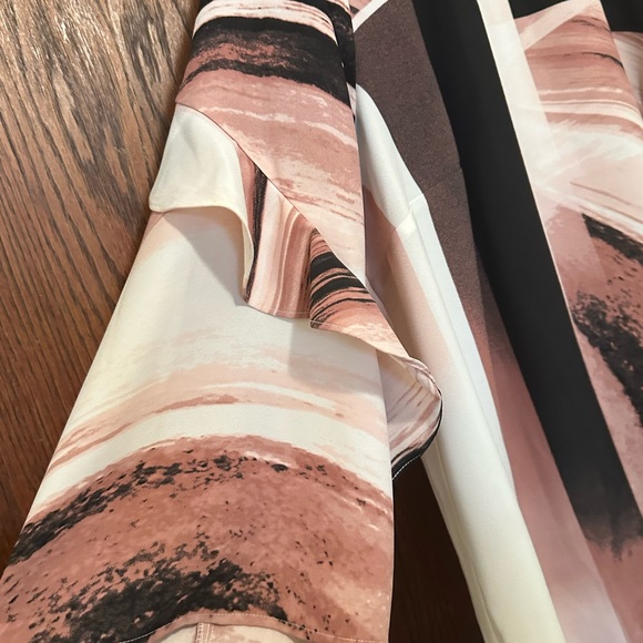 Womens blouse size 1 X with zipper detailing in back and detailing in sleeves - Picture 3 of 5